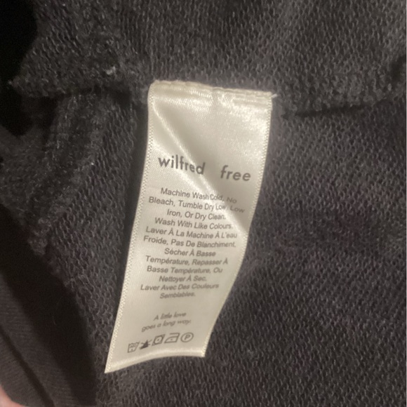 Aritzia Wilfred free long sleeve black croptop. Size xs. - Picture 6 of 7